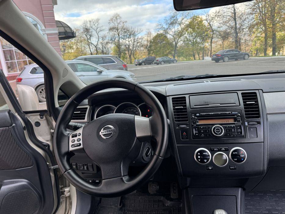 продам Nissan Tiida  2011 года 1.6 бензин