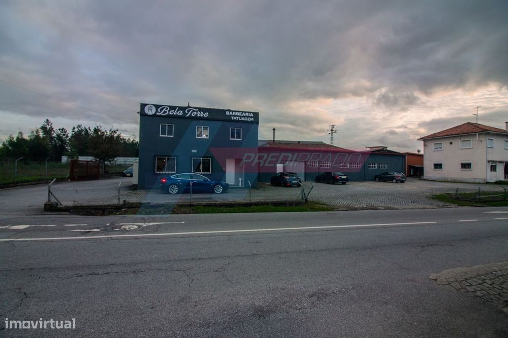 Pavilhão à face da Estrada Nacional 205