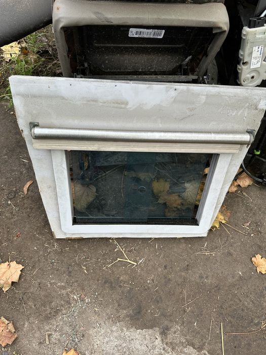 Okno dachowe 42/31 Karetka Roletka Kamper Małe Okno przesuwne żaluzja