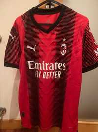 Camisola AC Milan época 2023/2024
Época 2023/2024
Tamanho M e