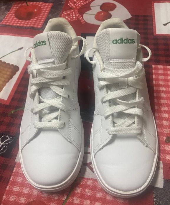 Tenis branco adidas ,com verde