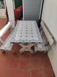 Mesa e bancos de jardim em pedra e azulejo