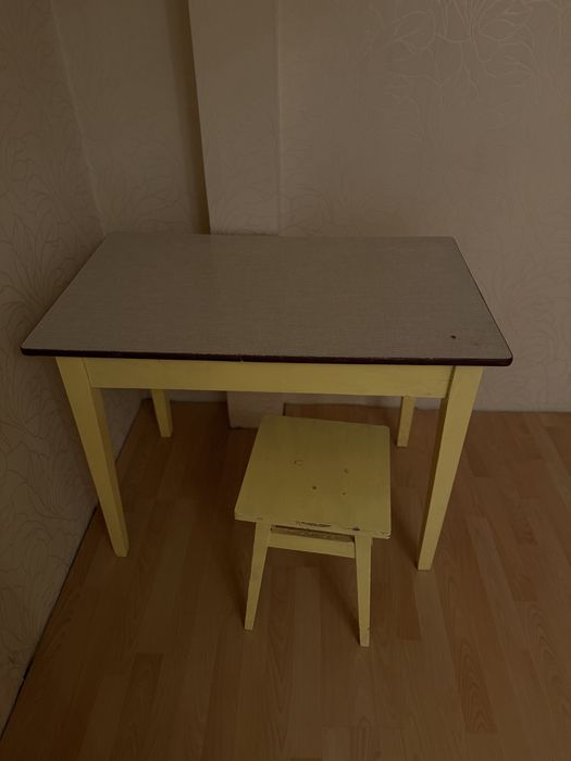 Віддам безкоштовно стіл та стілець
