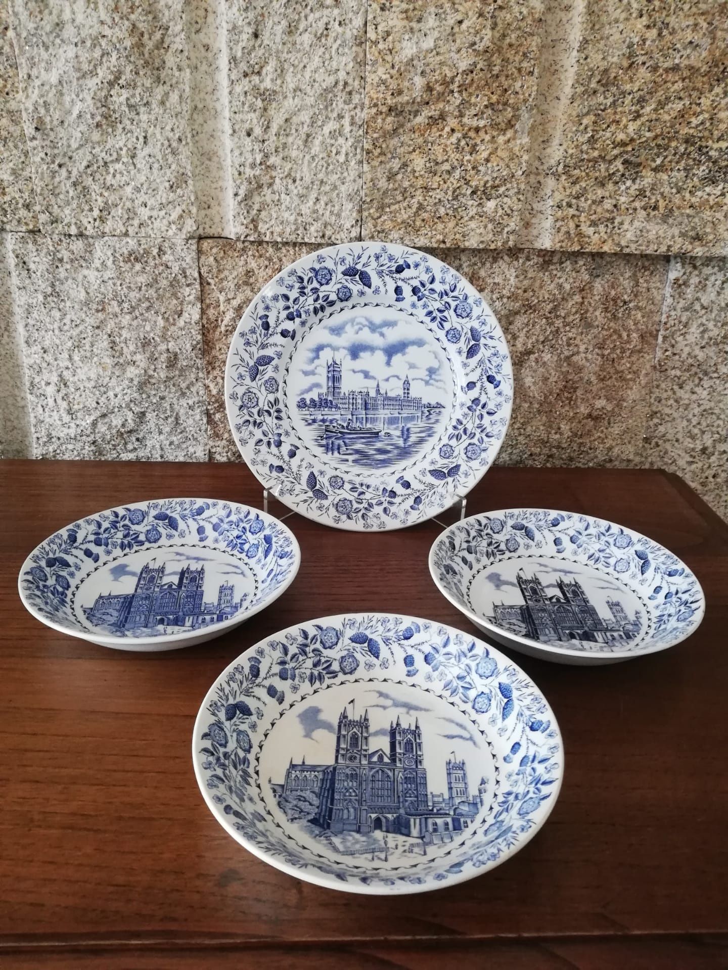 3 taças + prato em porcelana Staffordshire England