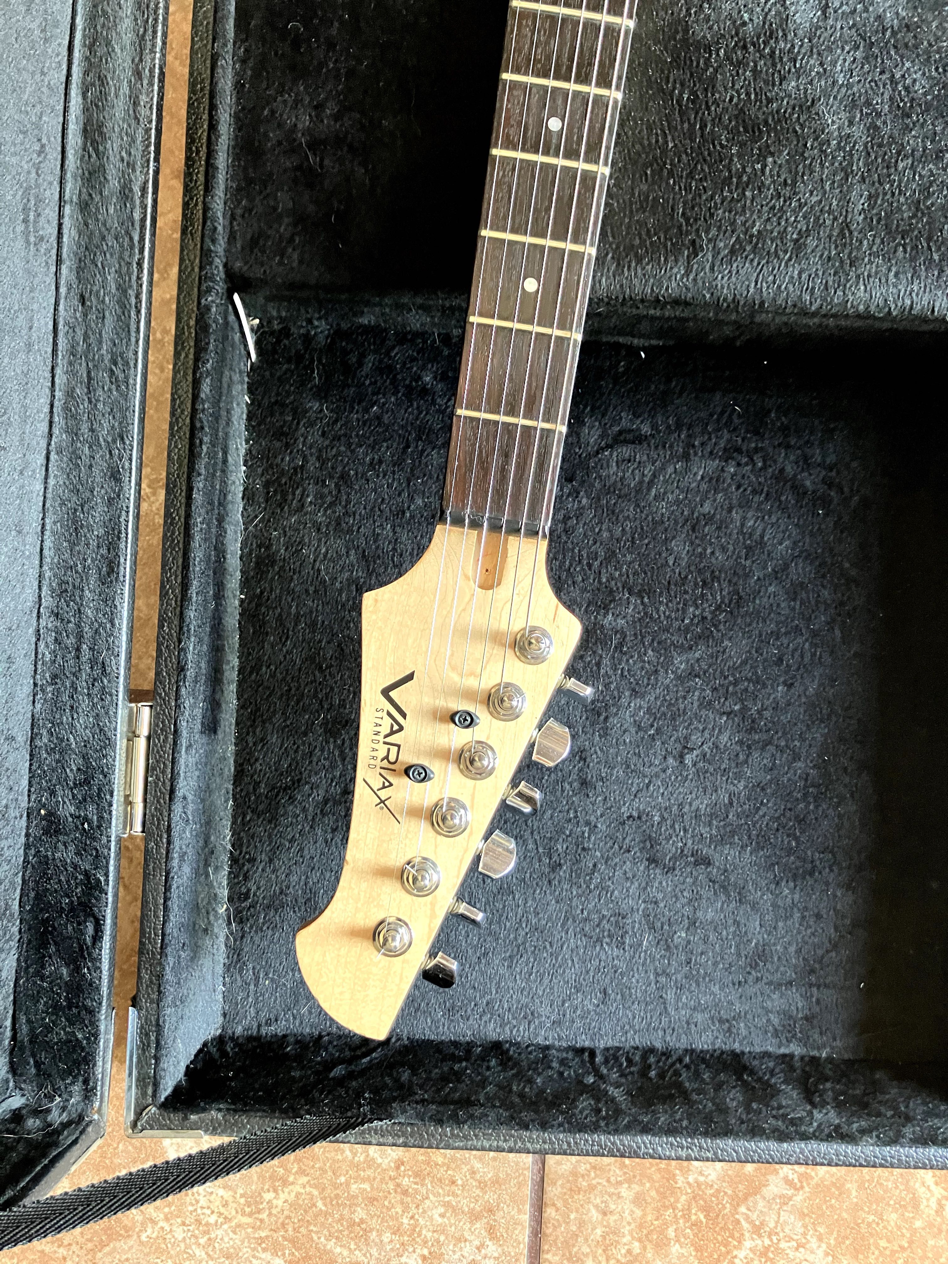 Line 6 Variax Standard Black z futerałem Canto -  gitara elektryczna