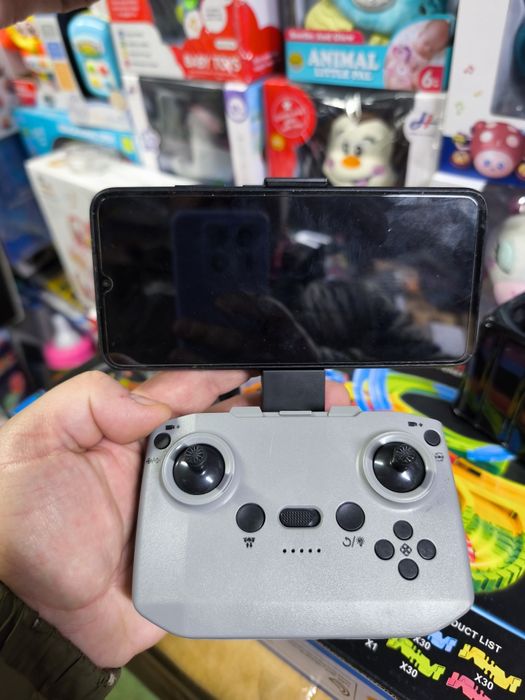 Дрон з відеокамерою якісний тримає висоту