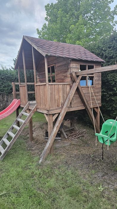 Domek dla dzieci z tarasem zjeżdżalnią huśtawkami  ścianką wspinaczkow