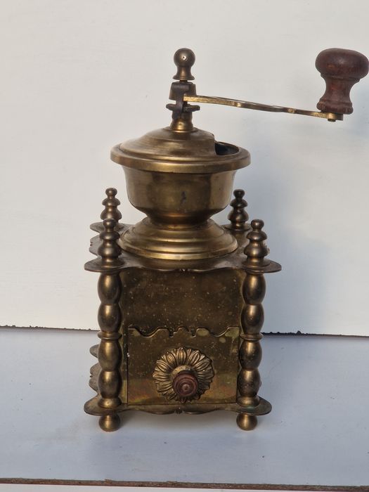 Stary młynek do kawy (mosiądz)w27-14 cm