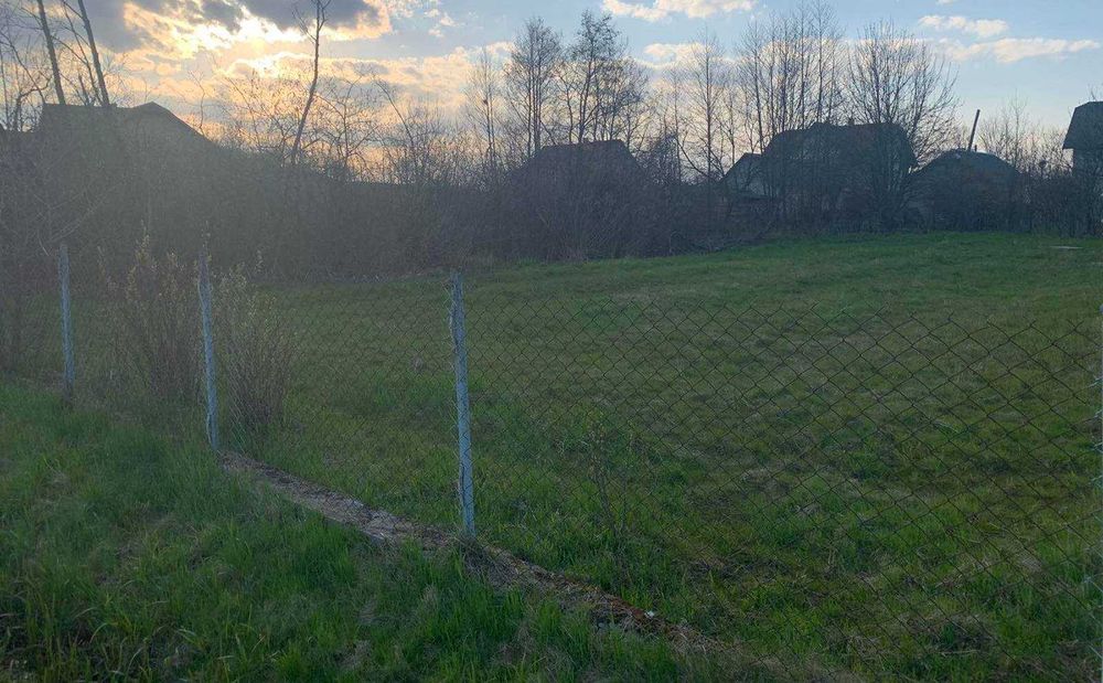 Продається будинок та земельна ділянка. Ідеальне розташування.