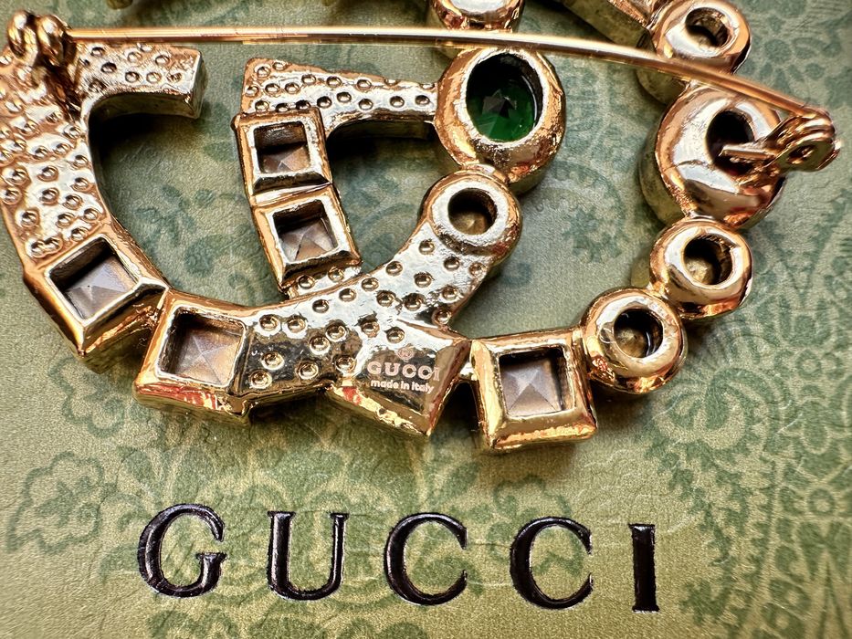 Broszka Gucci złota z kolorowymi kamieniami