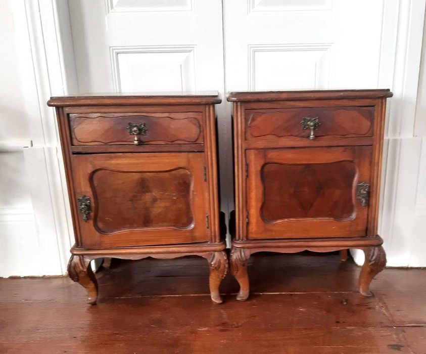 Par de Antigas mesinhas de cabeceira em Nogueira Estilo Queen Anne