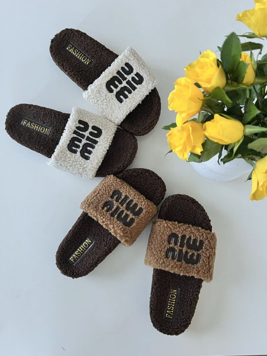 Klapki  Miu Miu.