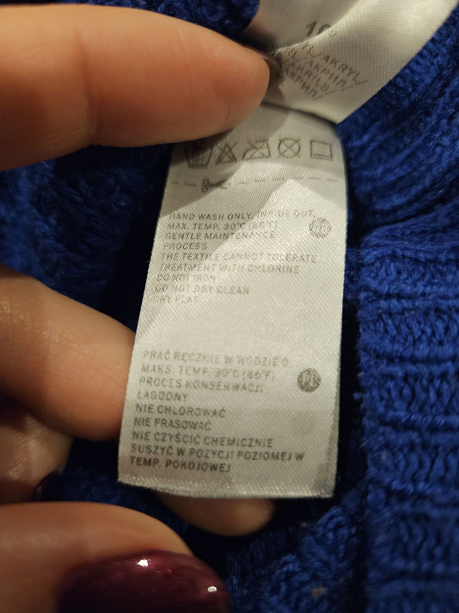 Niebieski sweter zimowy