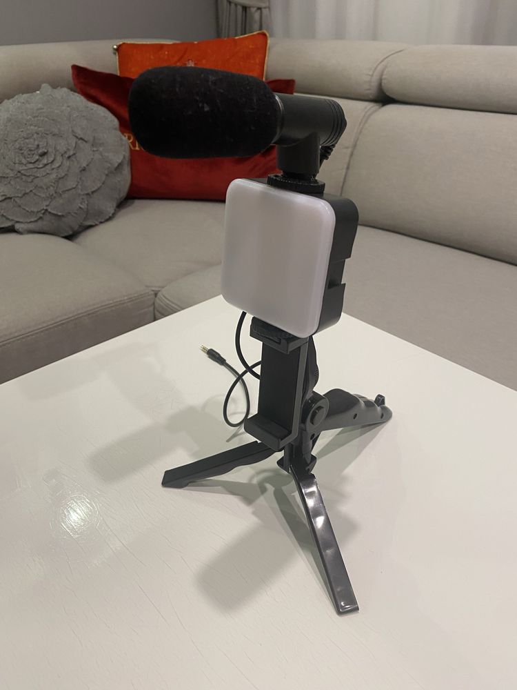 Statyw z oświetleniem mikrofonem podpieciem do iphone i inych