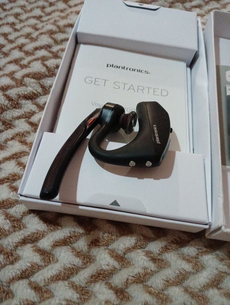 Блютуз гарнитура Plantronics Voyager 5200.