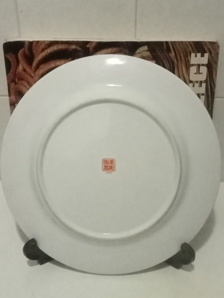 Belo prato de porcelana japonesa