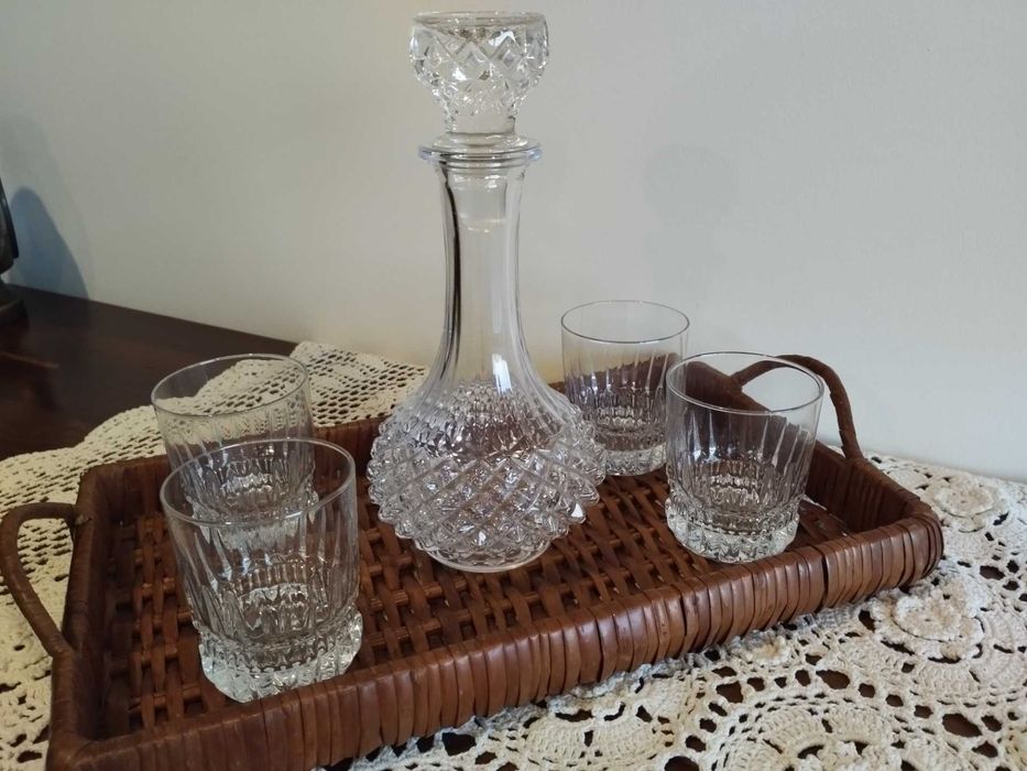 Conjunto de Garrafa de vidro e 4 copos rudo com relevo garavado