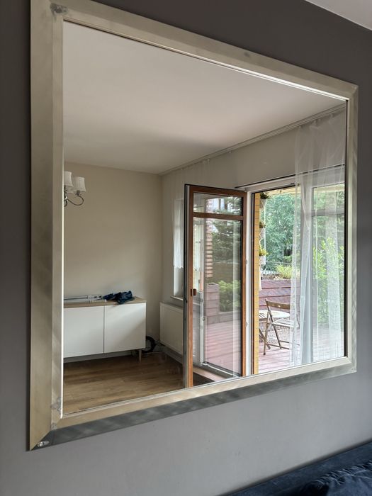 Duże lustro w srebrnej ramie (srebrny szczotkowany)