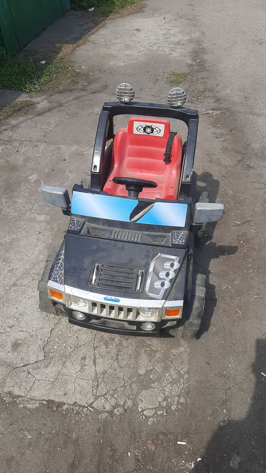 Продам детскую електрическую машинку  на аккумуляторе
