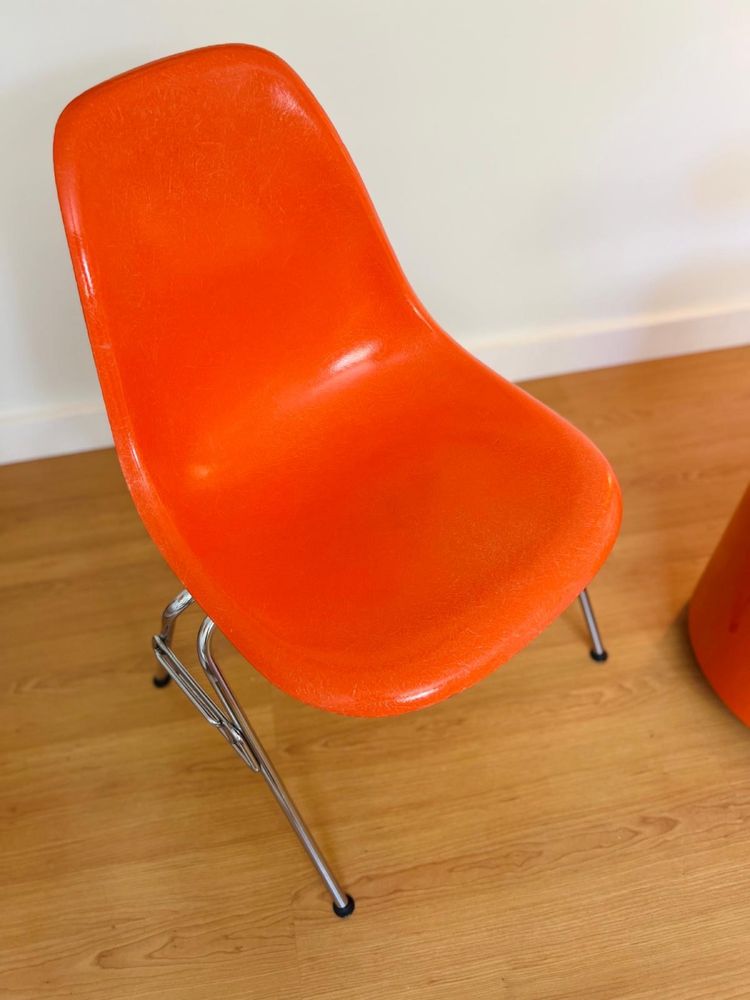 Cadeira laranja fibra de vidro Charles and Ray Eames