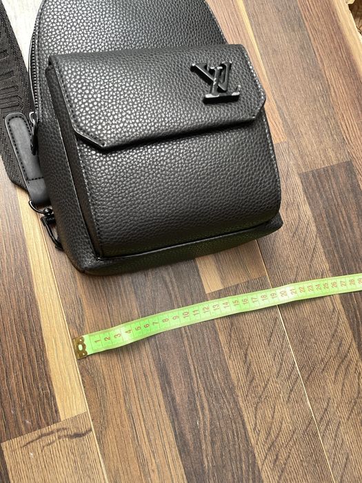 Мужская Сумка-слинг черная Louis Vuitton Pilot