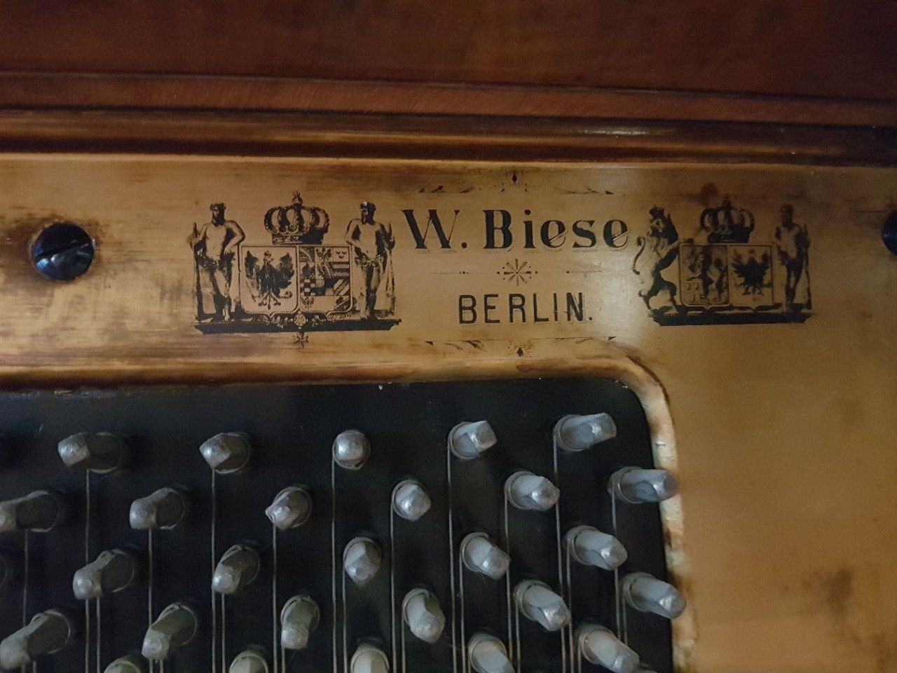 Продам  срочно старинное немецкое пианино W. Biese. Berlin (Клавиши -