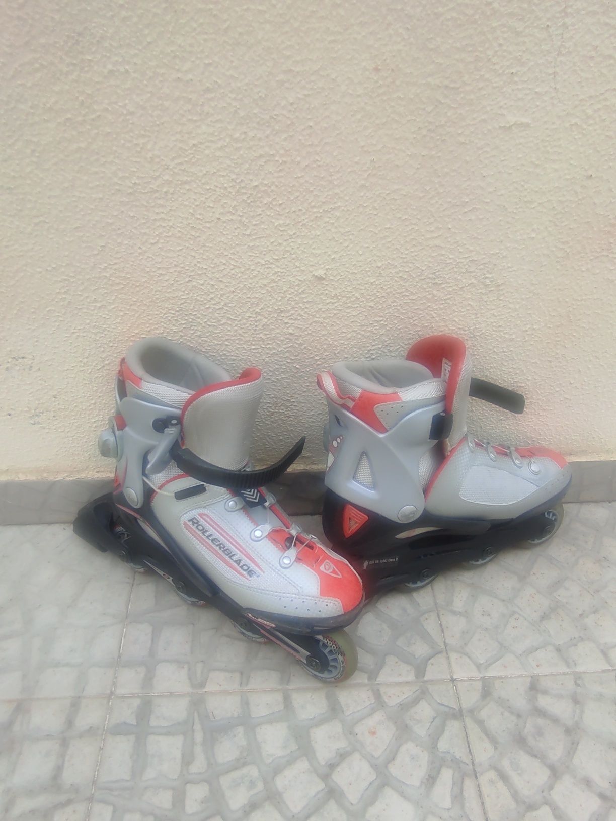 Patins em linha  com acessórios de proteção