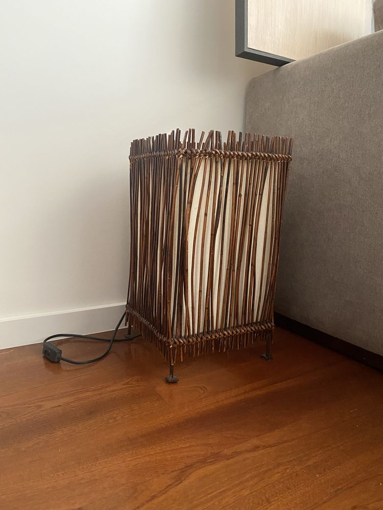 Candeeiro de mesa em canos de madeira