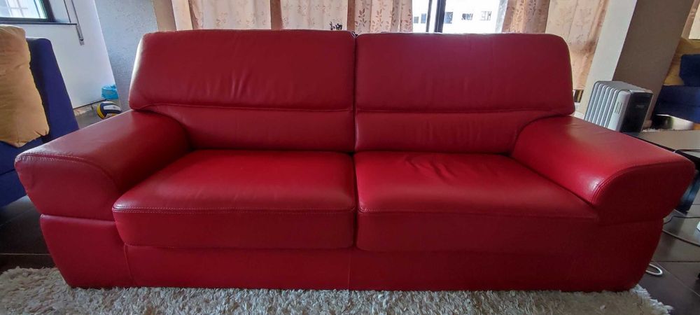 Lindo Sofá em couro vermelho 3 lugares