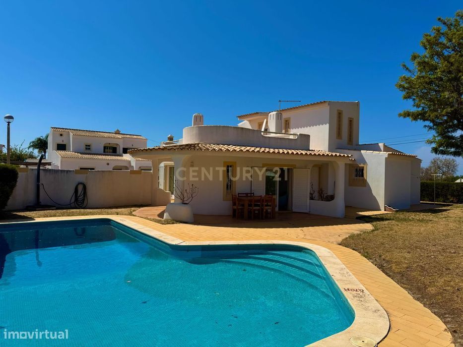 Moradia Independente terreno de esquina com 650 metros, piscina e luga