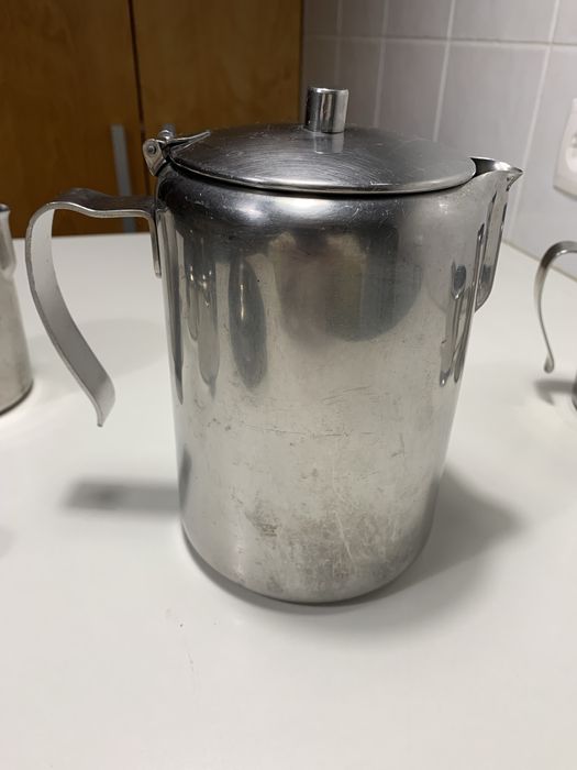 Cafeteiras, acucareiro e taca e aperitivos em inox