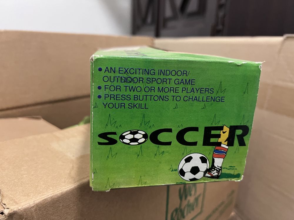 Brinquedo futebol antigo na caixa