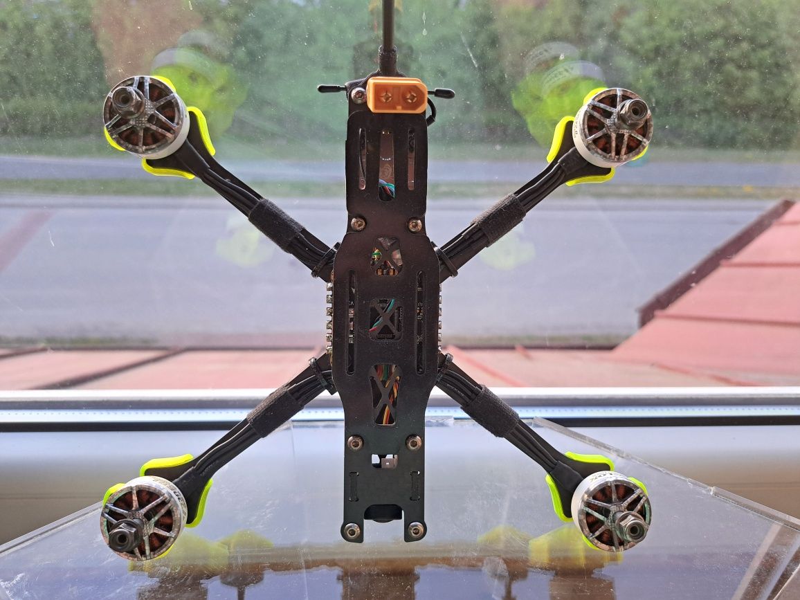 Dron wyścigowy TBS source one v5