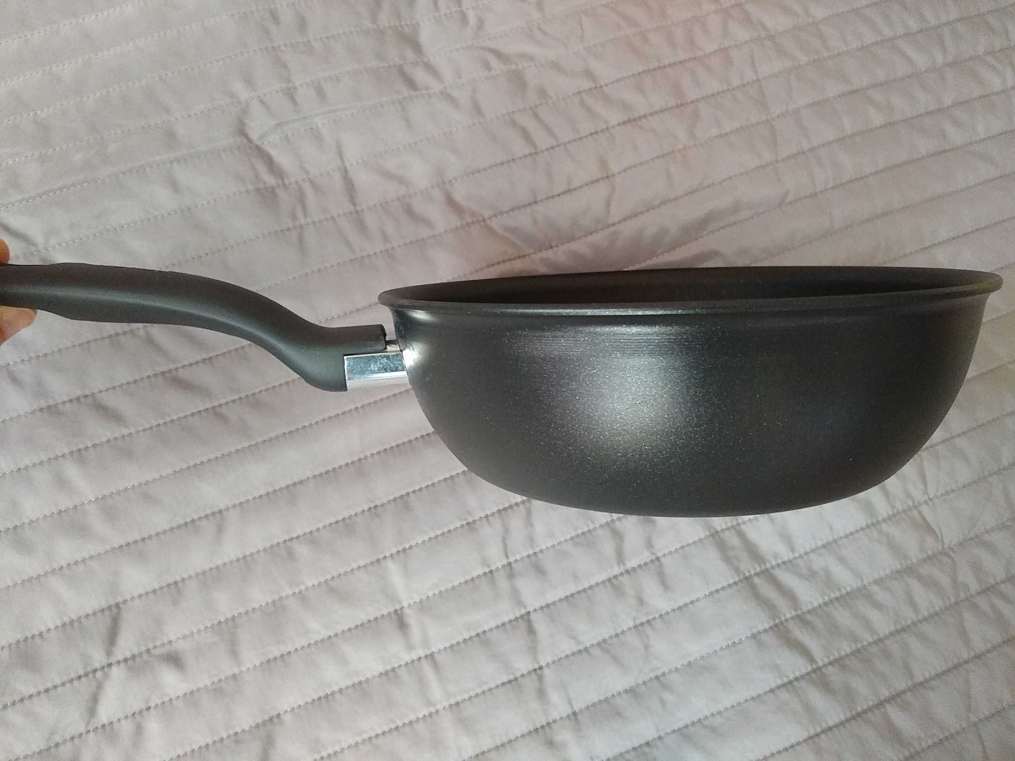 Tefal  NOWA głęboka patelnia / Wok, Powłoka Titanium, Wielkość 22 cm