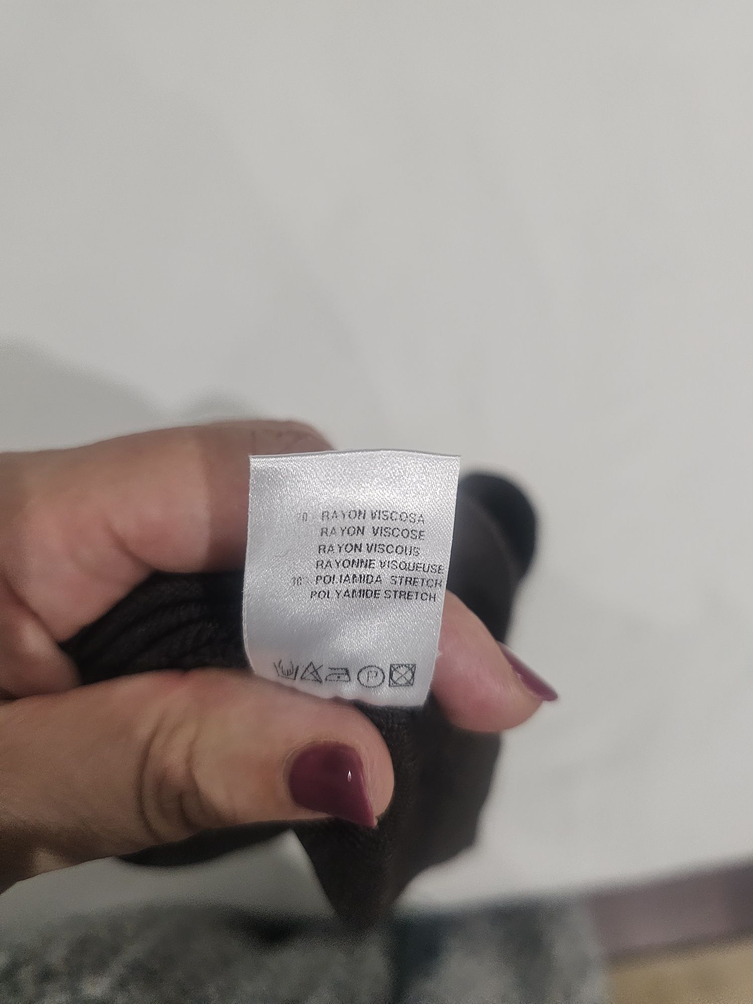 Camisola sem mangas decote bico