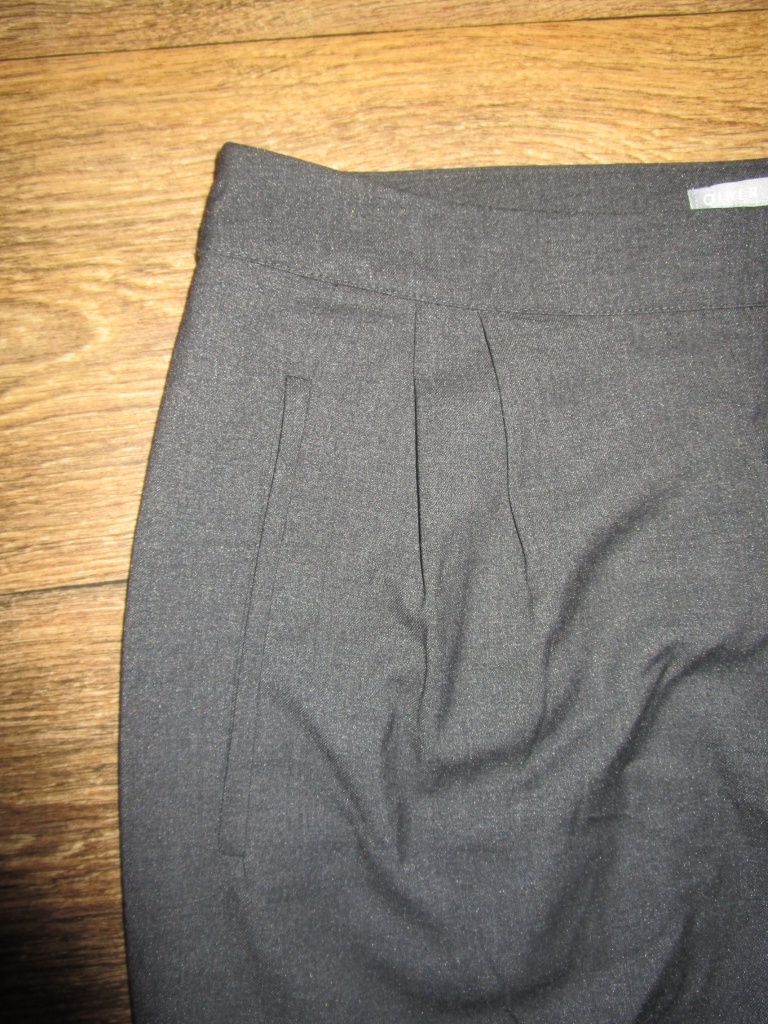 гарні сучасні брюки з защипами р. 48-50 нан євро 42