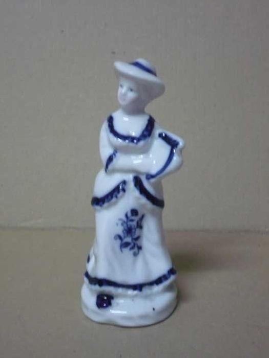 Pequena boneca de cerâmica
