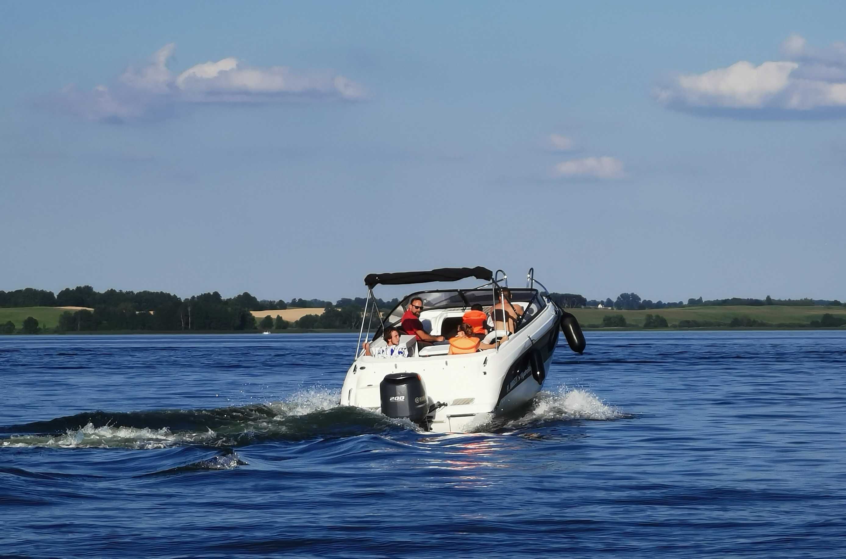 Czarter łodzi motorowej wynajem łódź 200KM do wynajęcia motorówka 8os