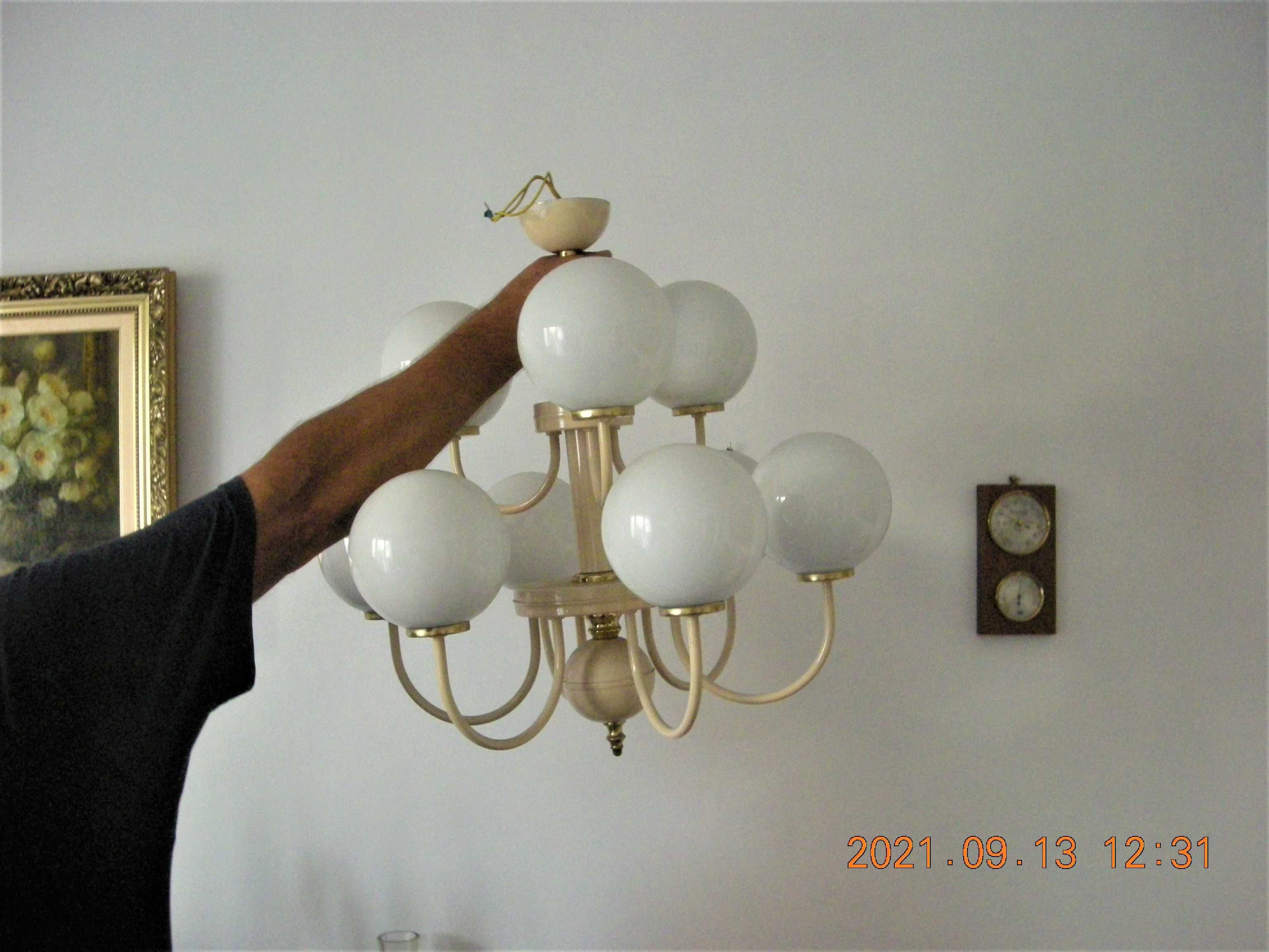 lampa żyrandol 9 ramienny z kloszami w kształcie kul z PRLu