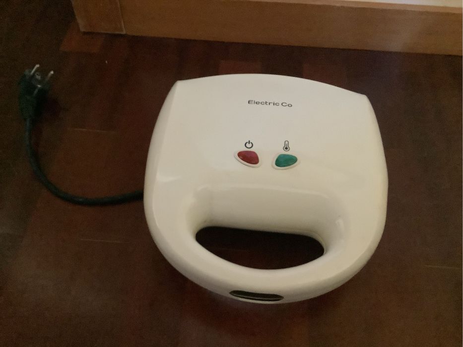 Sanduicheiras, uma completamente nova, ainda na caixa e uma usada.