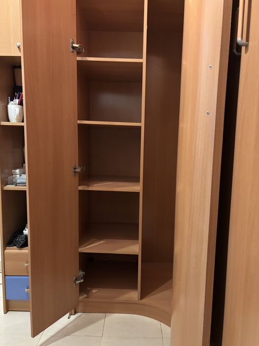 Roupeiro de canto em madeira