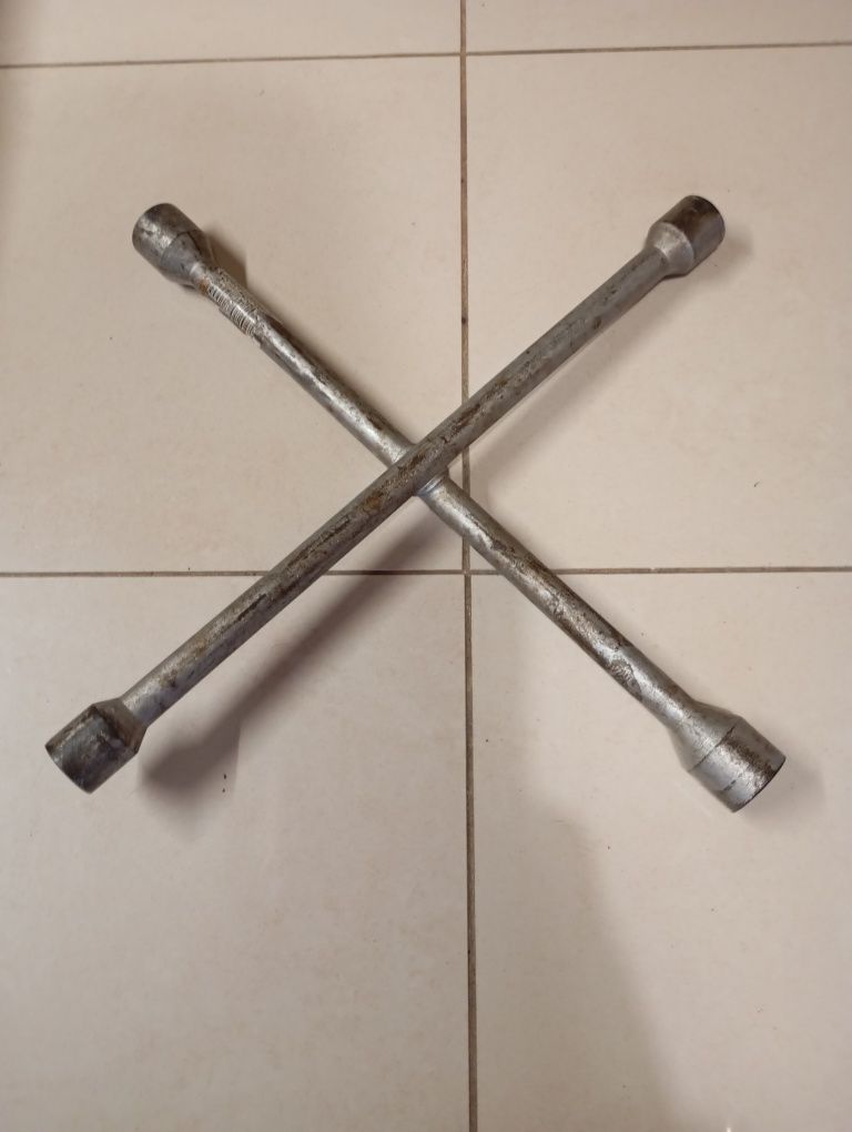 Chave de rodas em cruz