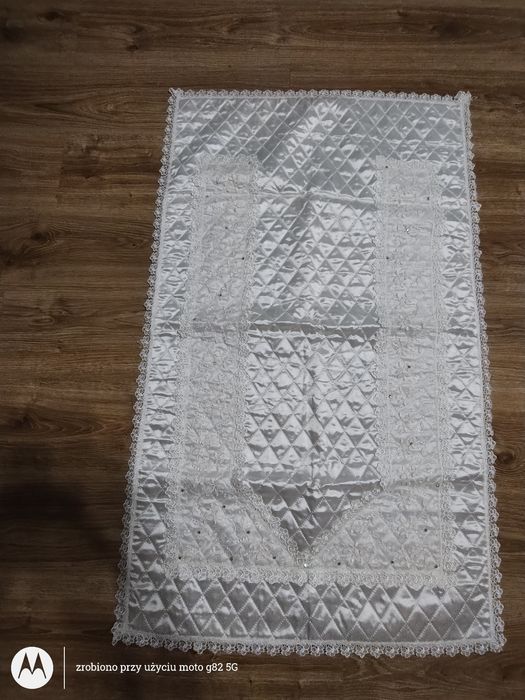 Ozdobne nakrycie/narzuta na łóżeczko dziecięce