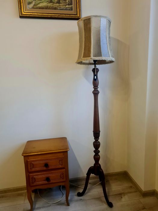 Stara lampa podłogowa