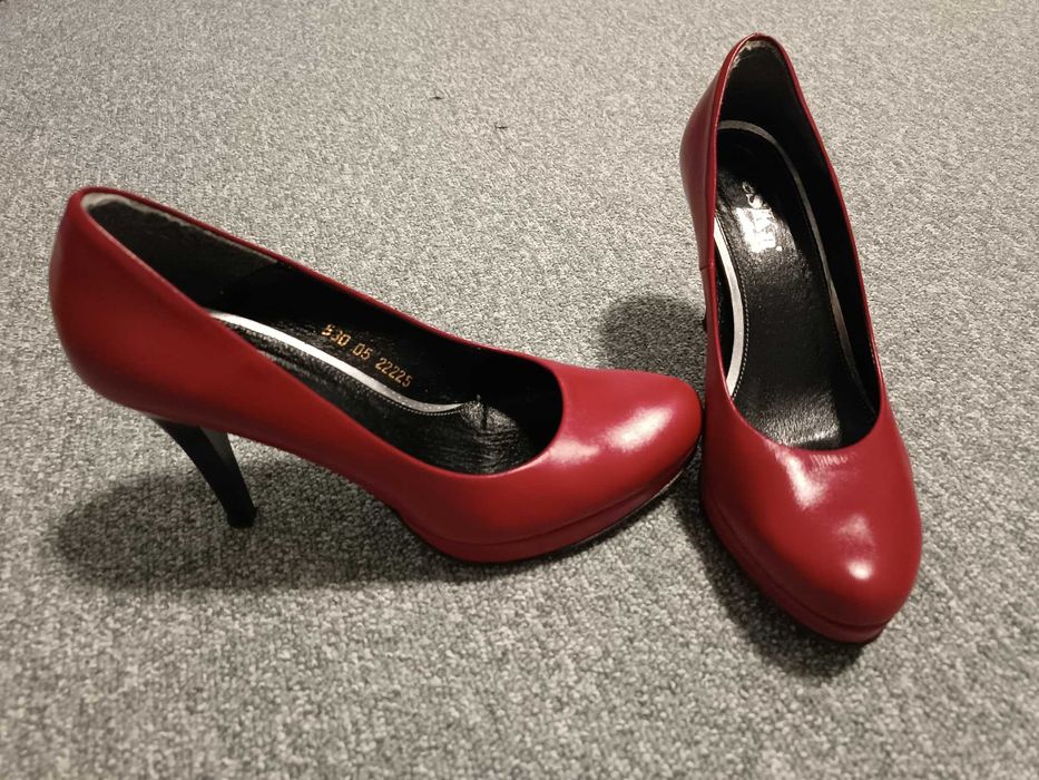 Czerwone buty na obcasie EsKa