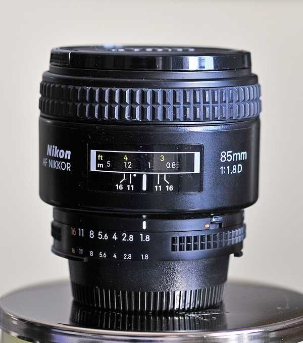 Vendo lente Nikon Nikkor 85/1.8 em muito bom estado.