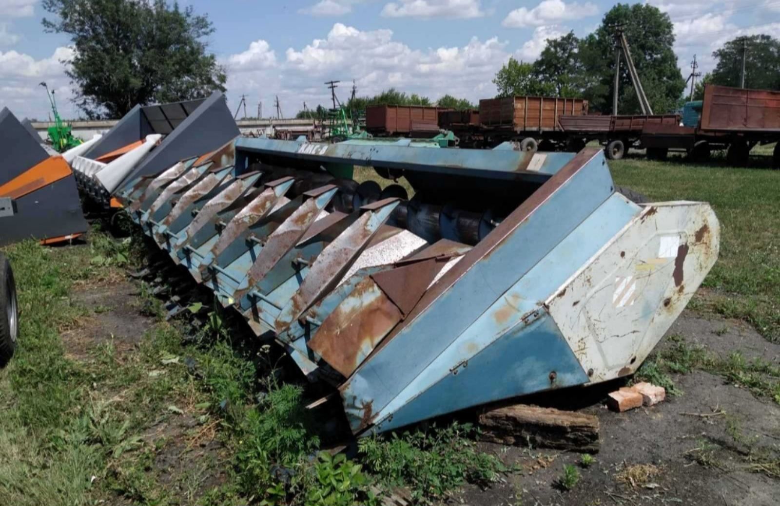 Жатка кукурудзяна КМС-8, жниварка на комбайн ПОЛІССЯ, ПАЛЕССЕ, 2011 р.