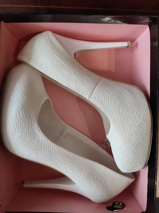 Черевики весільні жіночі білий колір розмір 39 (на 38)  LOUISA PEERESS