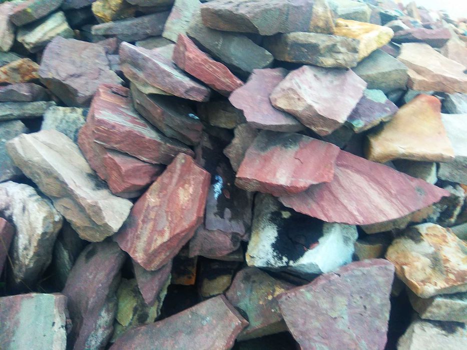 Камінь червоний. Ціна договірна. Обмін.