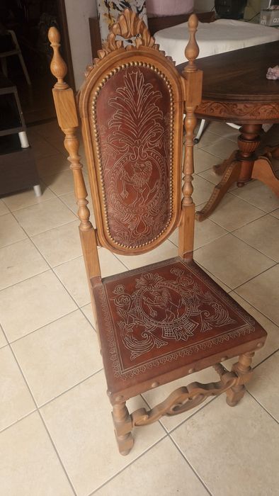 Cadeira em madeira maciça